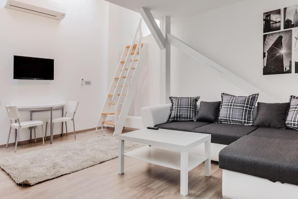 Apartment Deluxe Mansard In Karlin Prague